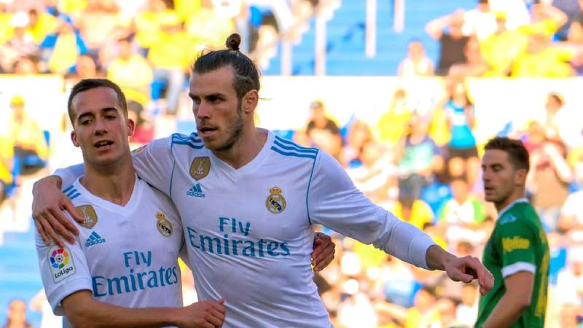 Lucas Vázquez celebra con Bale el segundo gol del galés ante Las Palmas. ÁNGEL MEDINA