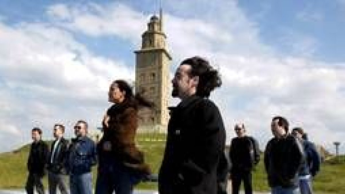 El grupo folk gallego posa frente a la Torre de Hércules