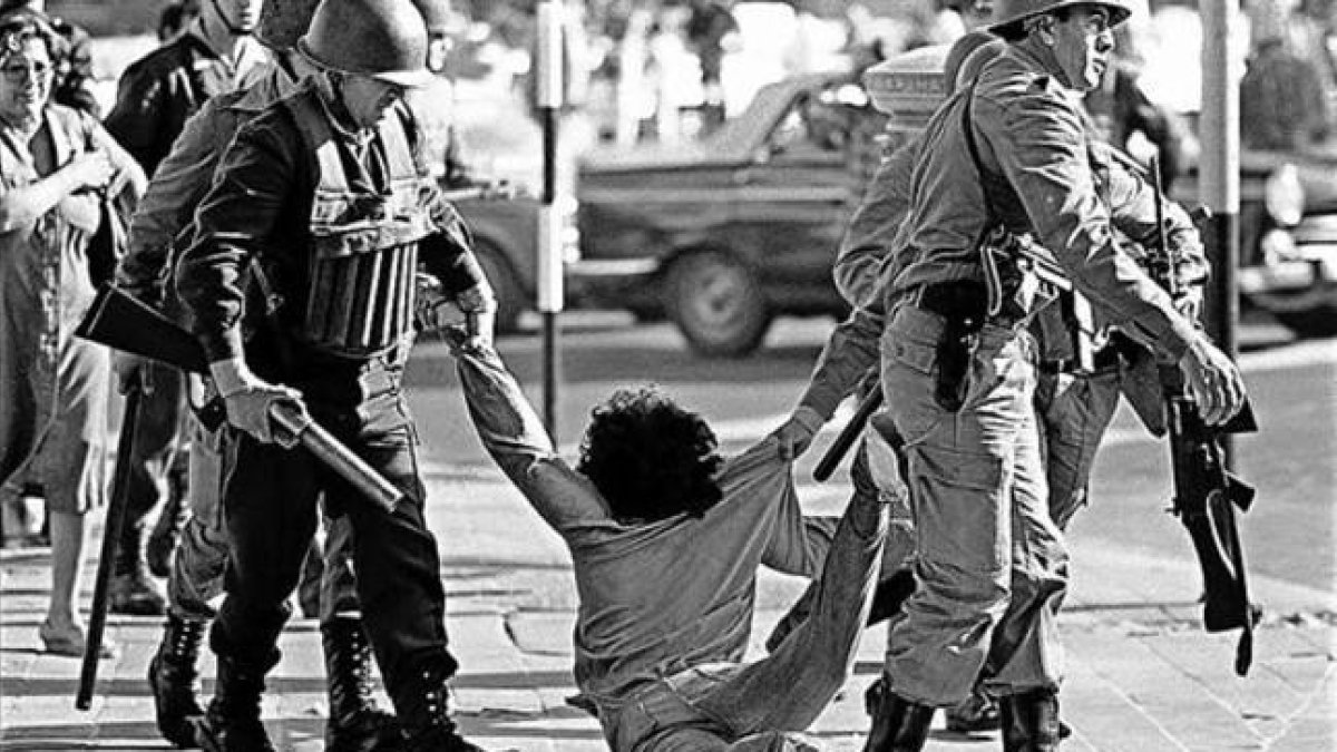 Arresto de un manifestante en una protesta contra la dictadura en 1982, en Buenos Aires