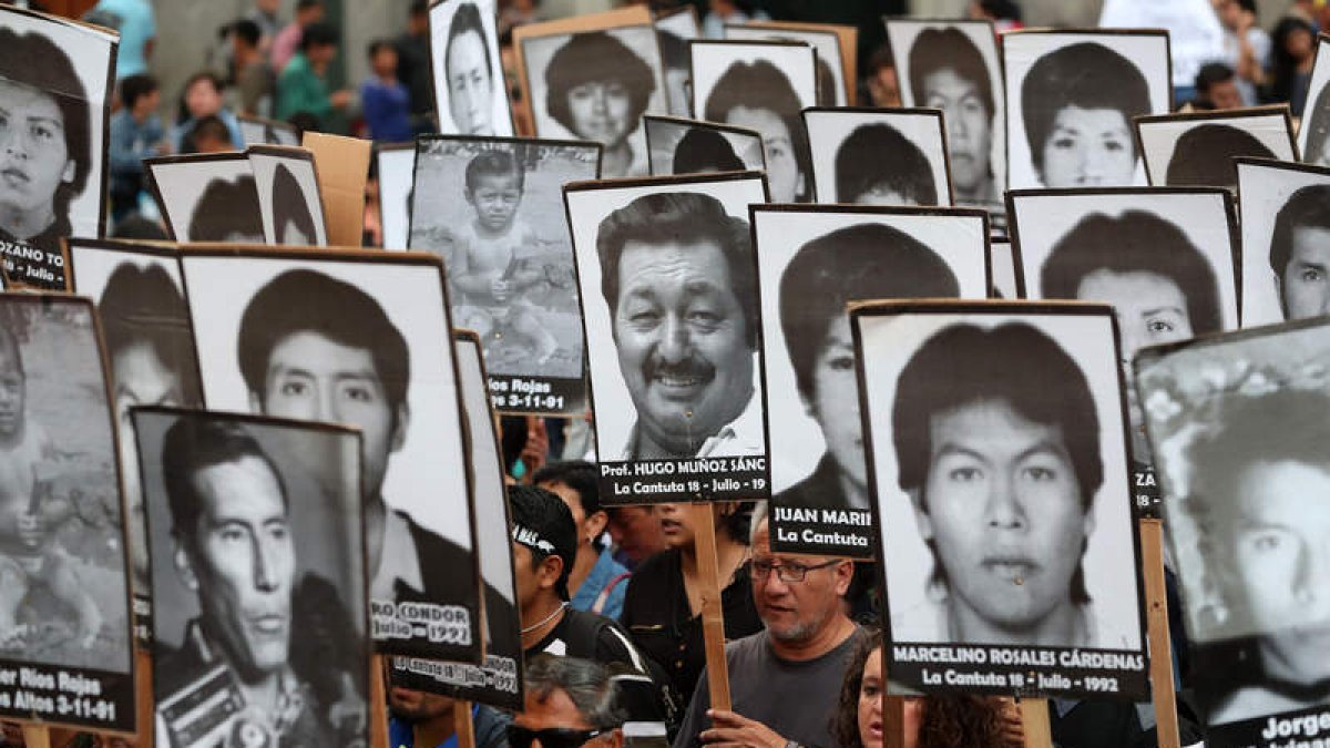 Los manifestantes portaban las fotos de los asesinados. ERNESTO ARIAS