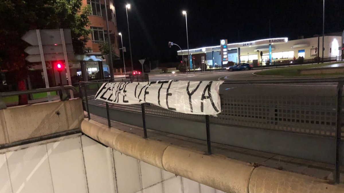 Pancartas pidiendo la dimisión de Felipe Llamazares colgadas en los puentes de la ciudad. DL