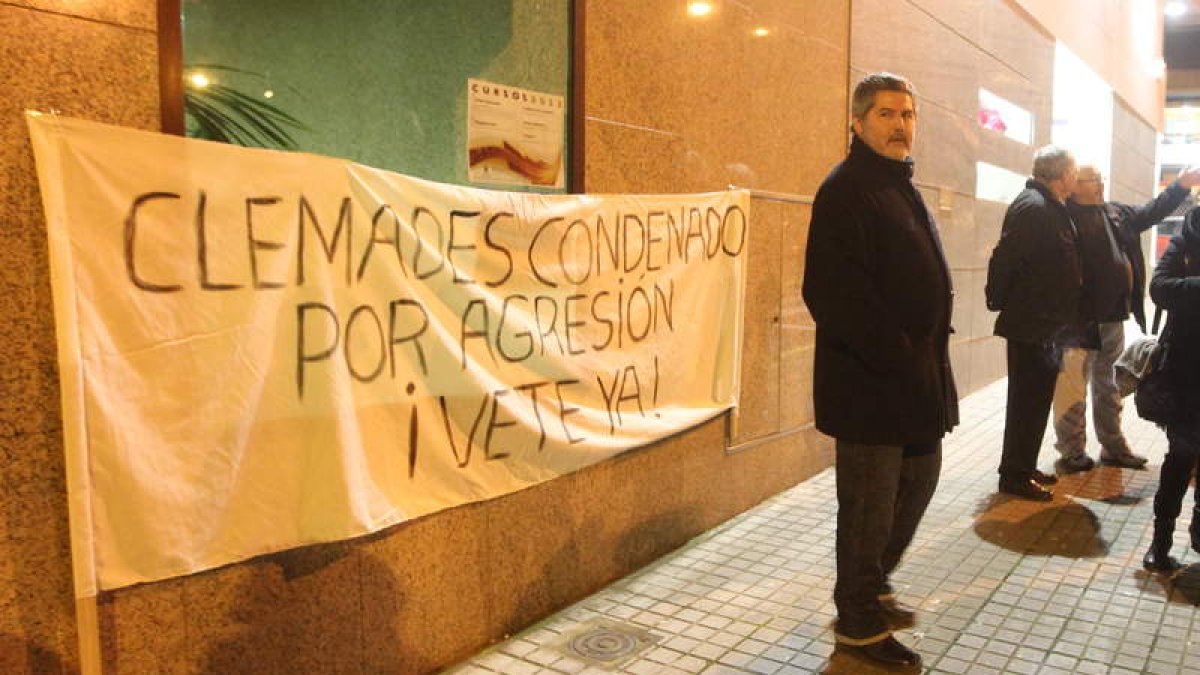 Vecinos ya pidieron la salida del alcalde ante el Consejo.