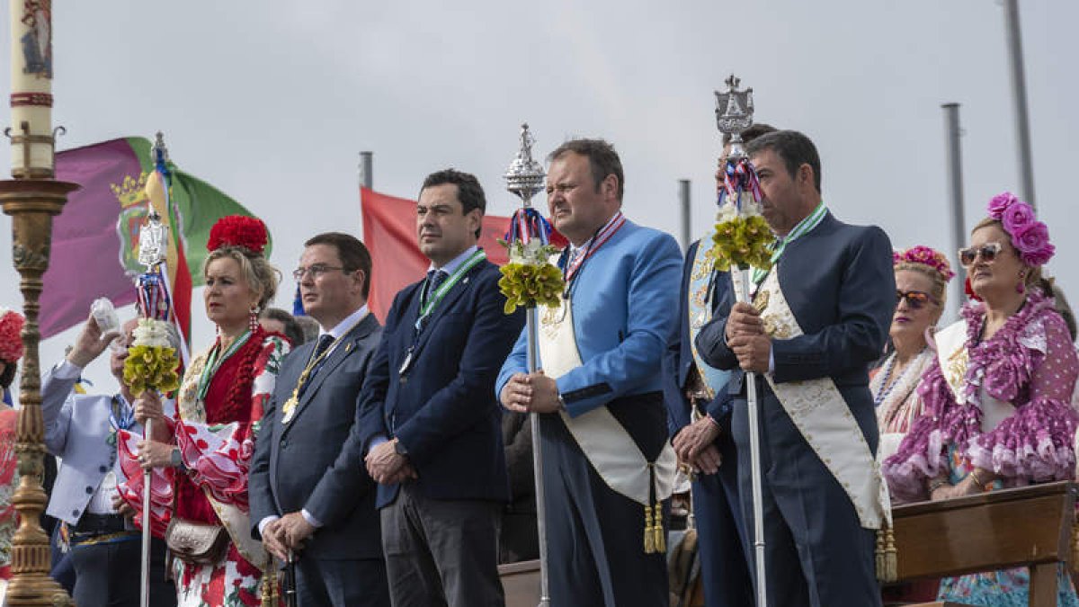 Imagen de Juanma Moreno, ayer en una romería en Jaén. CARLOS CID