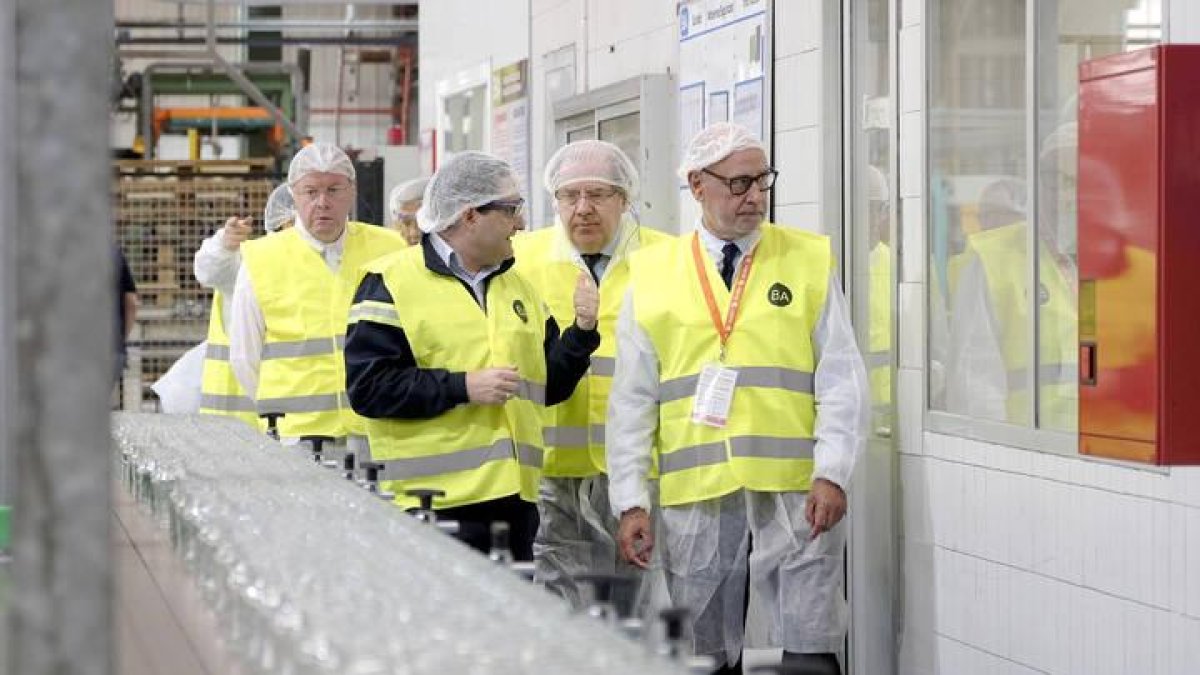 Herrera, y la consejera de Economía, Pilar del Olmo, visitan la fábrica de BA Glass Spain en León