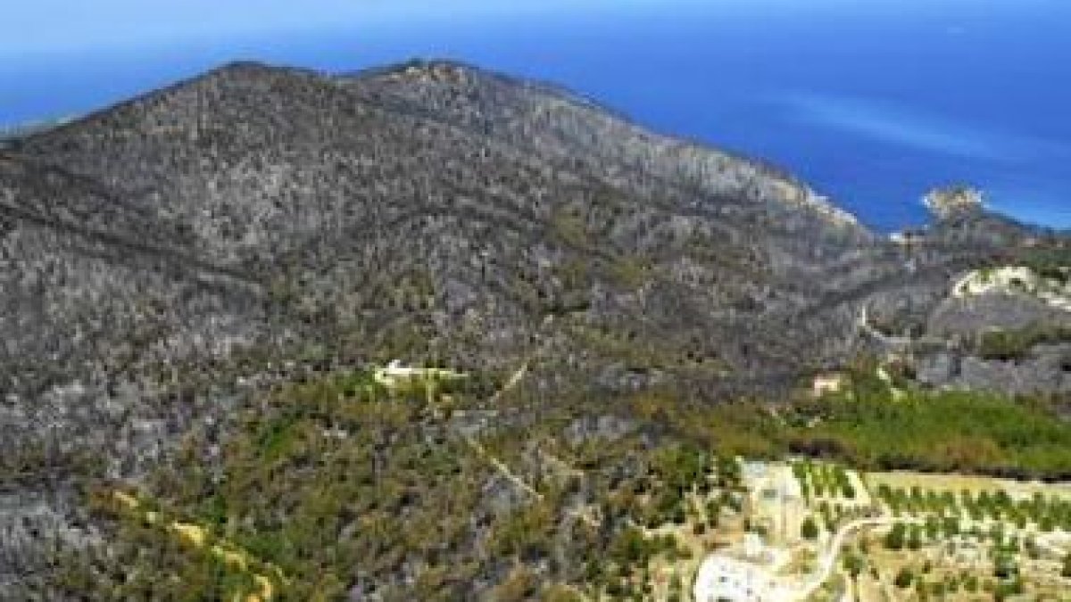 Imagen de las zonas afectadas por el incendio en la isla de Ibiza.
