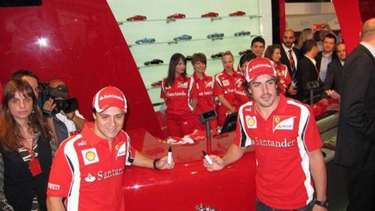 Felipe Massa y Fernando Alonso en un acto de Ferrari.