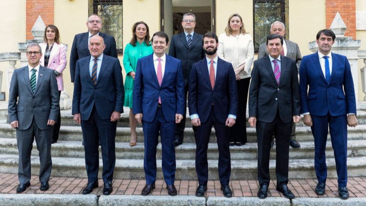 Los miembros del Consejo de Gobierno de Castilla y León, hoy antes de su primera reunión. R. GARCÍA