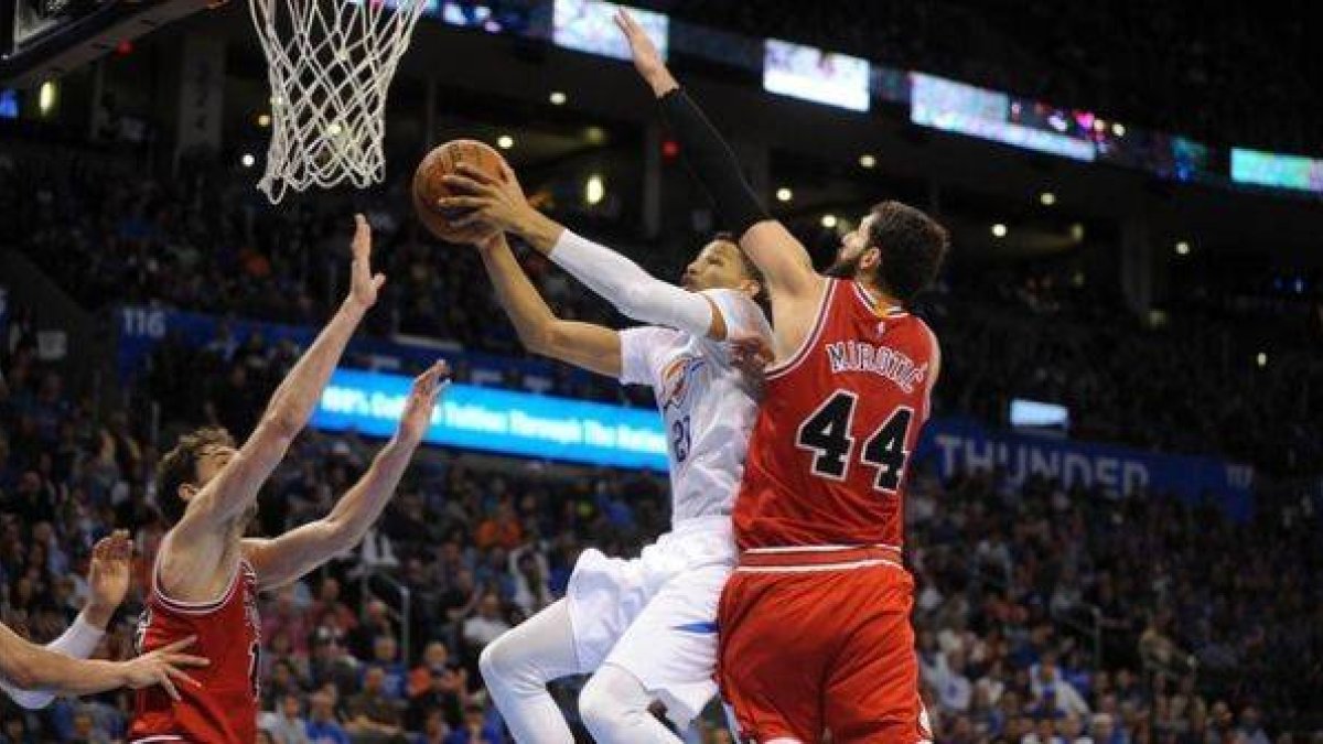 Mirotic y Pau Gasol defienden el aro de Chicago Bulls en un partido ante Oklahoma.