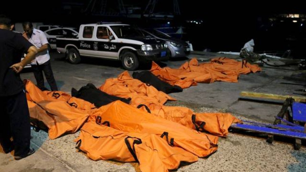 Varios cadáveres de inmigrantes recuperados de las aguas tras el hundimiento de un navío frente a la localidad libia de Zuwara.