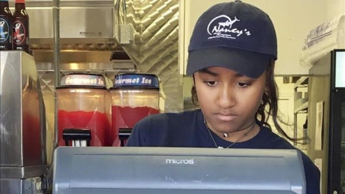 Sasha Obama, con su uniforme de trabajo en la caja del restaurante 'Nancy's' en la isla de Martha's Vineyard  (Massachusetts).