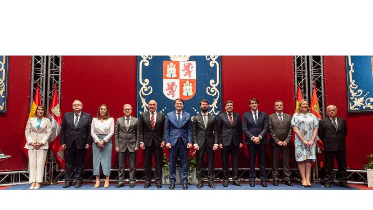 El presidente de la Junta de Castilla y León, Alfonso Fernández Mañueco, posa en una foto de familia con los miembros de su nuevo gabinete durante el acto de toma de posesión celebrado ayer en Valladolid. RAÚL GARCÍA