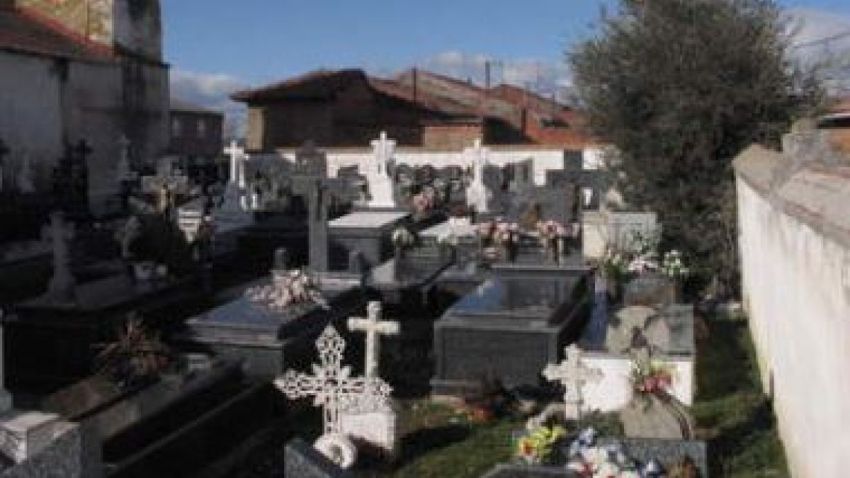 Aspecto del cementerio de Huerga de Frailes, situado junto a la parroquia del pueblo.