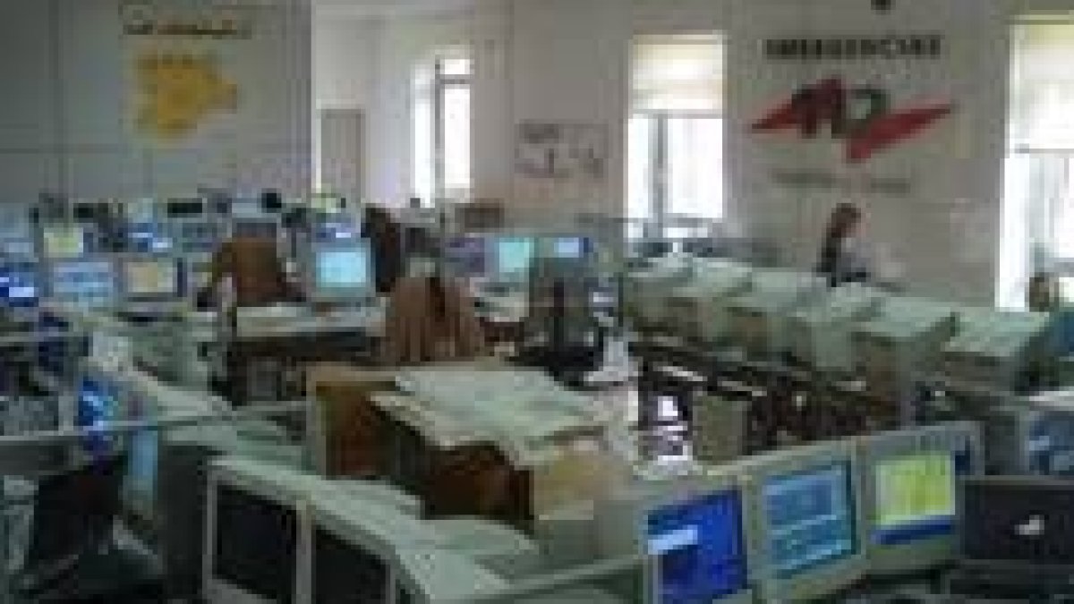 La sala de control y coordinación del 112 en la sede central de Valladolid