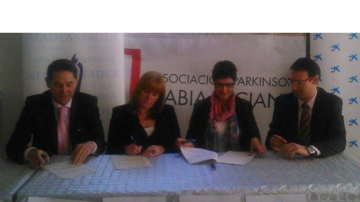 Un momento de la firma de los convenios con las dos asociaciones.