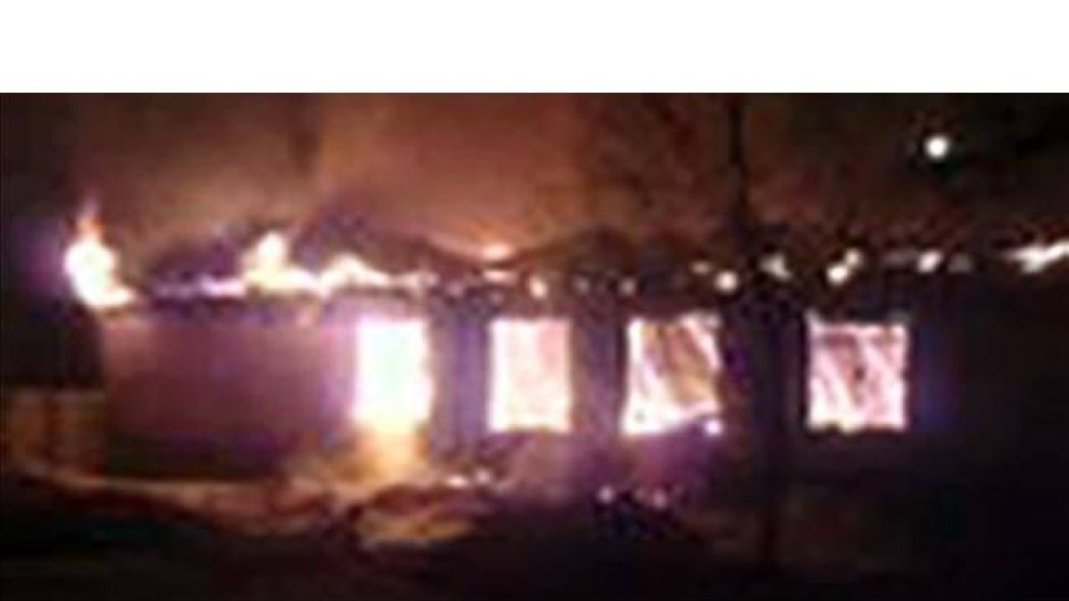 Las llamas destruyen el edificio del psiquiátrico incendiado en Ramensky, este viernes.