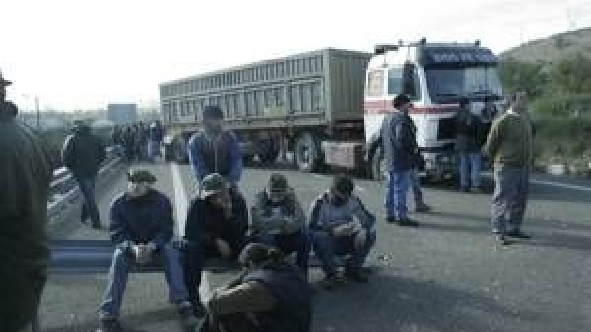 Los mineros bloquean el paso de un camión al que previamente pincharon las ruedas en San Román