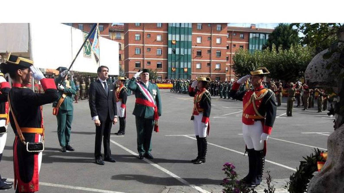 El general Díez Cubelos y el subdelegado del Gobierno en León presiden la ofrenda a los caídos, en el cuartel del Parque.
