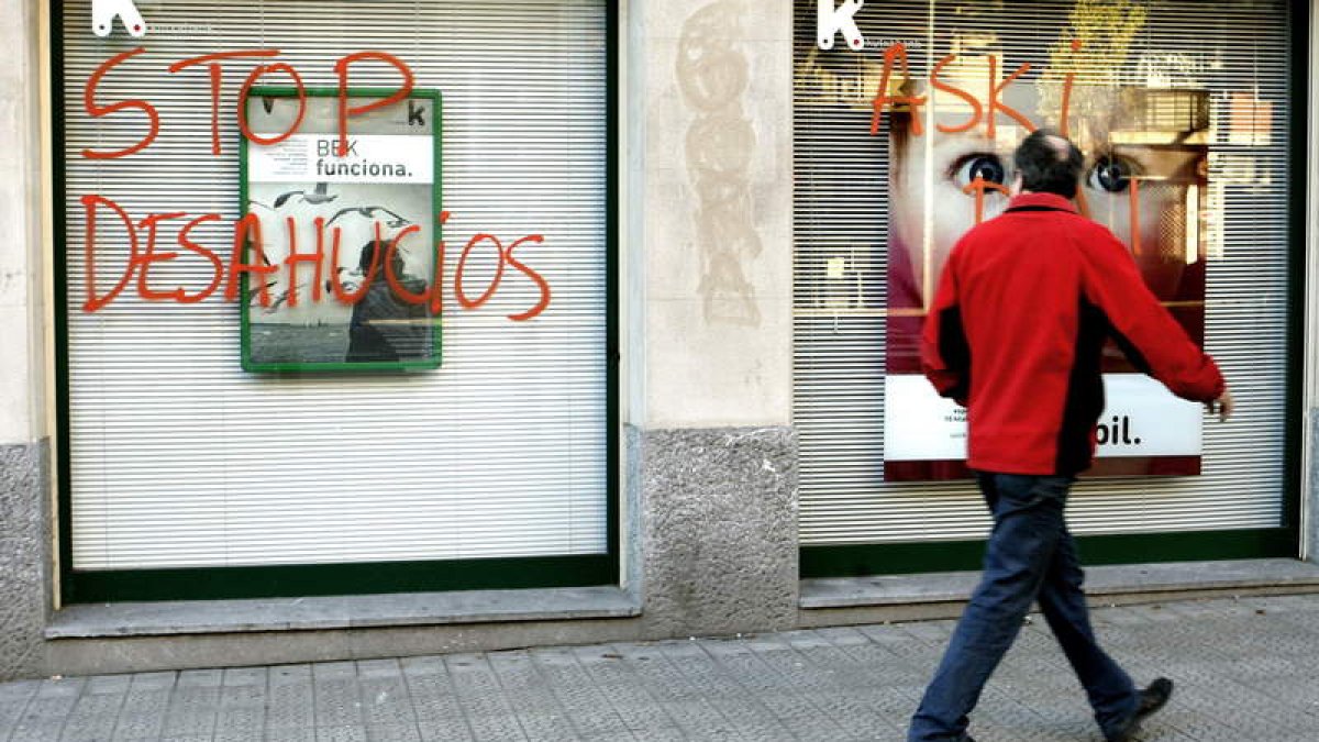 Numerosos bancos vascos aparecieron con pintadas contra los desahucios para protestar por la situación.
