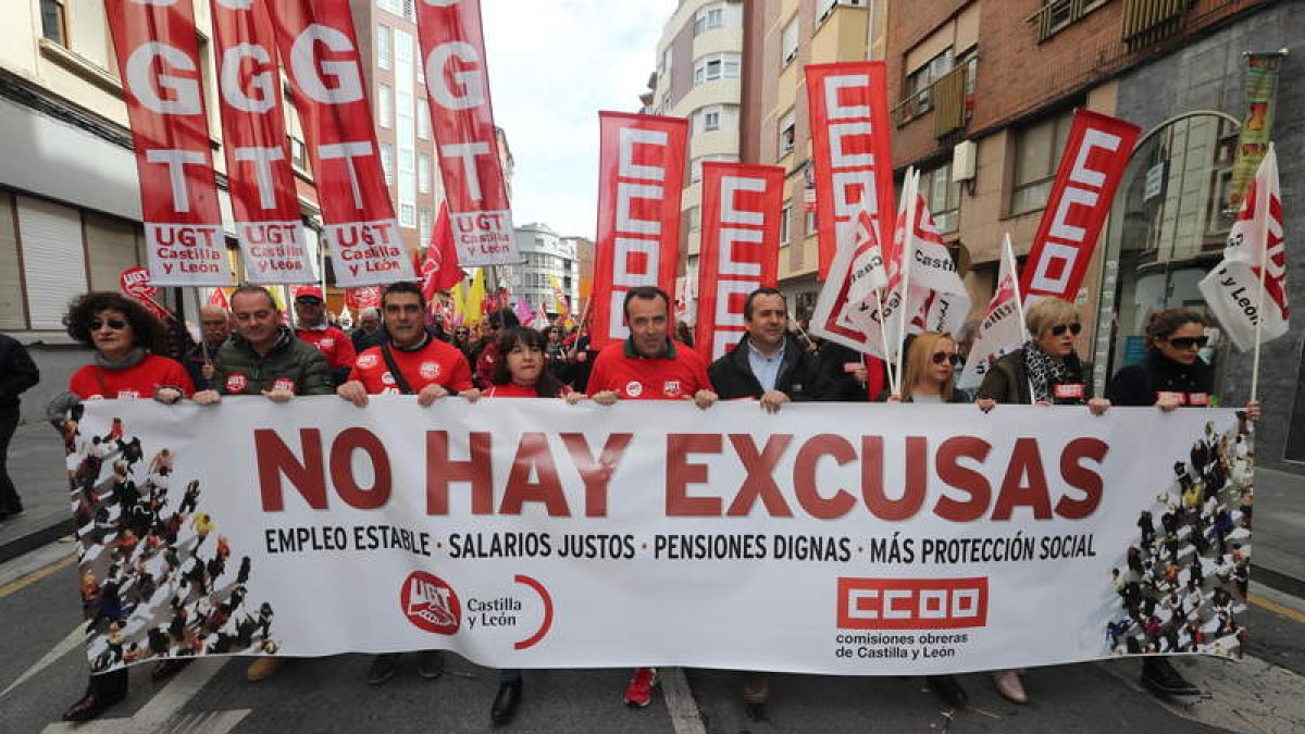 La manifestación de Ponferrada reunió a medio millar de personas por las calles del centro de la ciudad. L. DE LA MATA