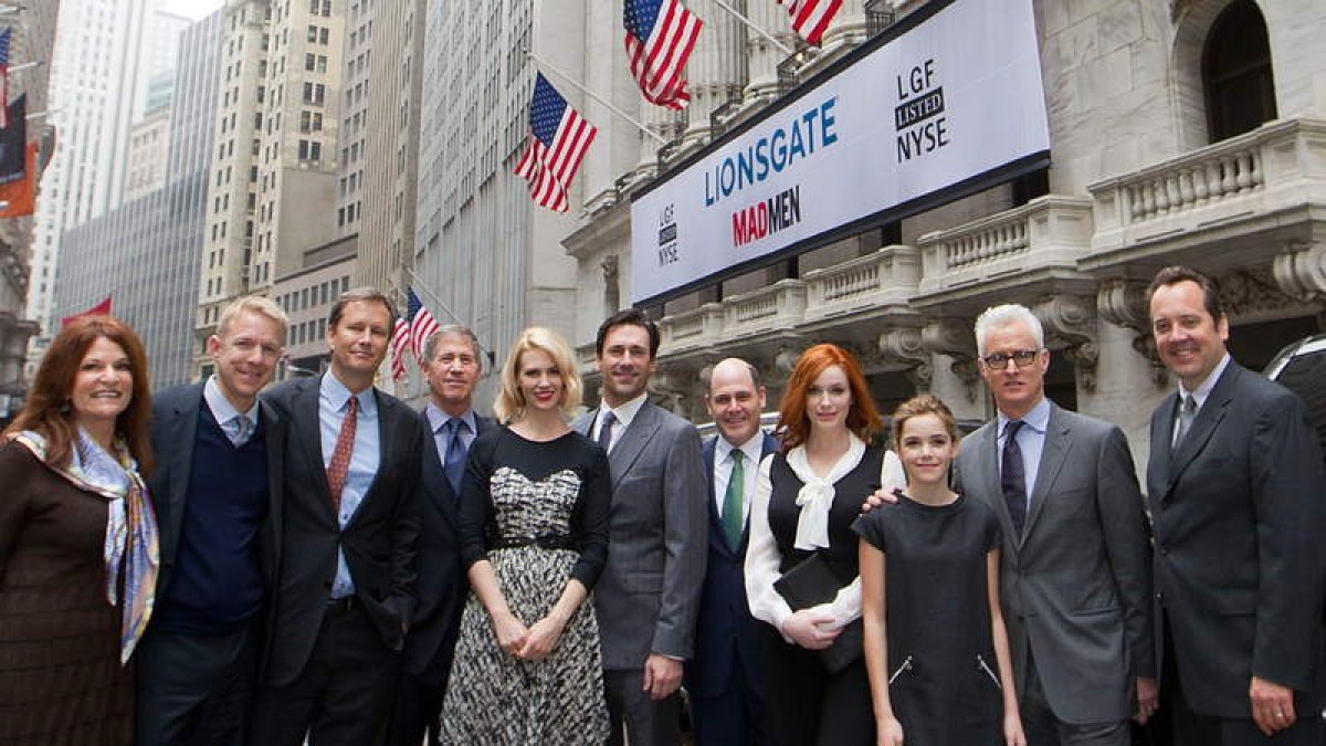 Imagen del reparto de la serie durante una visita a Wall Street.