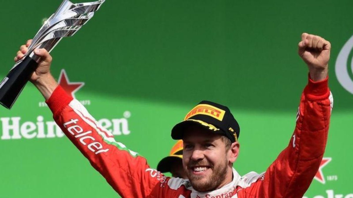 Sebastian Vettel, en el podio de México.