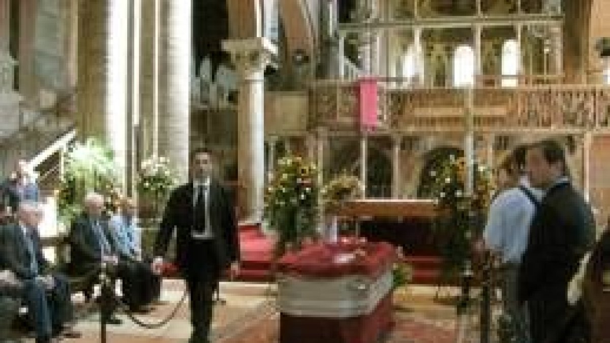 El féretro con los restos mortales del tenor en la catedral de Módena