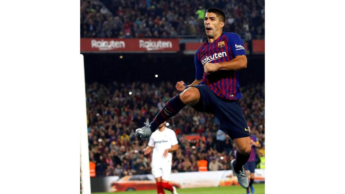 Suárez celebra su gol de penalti al Sevilla que suponía el momentáneo 3-0 para los blaugrana. ESTÉVEZ