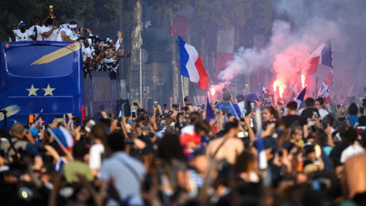 Los aficionados abarrotaron los Campos Elíseos antes de que Macron recibiera a los campeones y tras una noche en la que hubo bastantes incidentes por las celebraciones. EFE