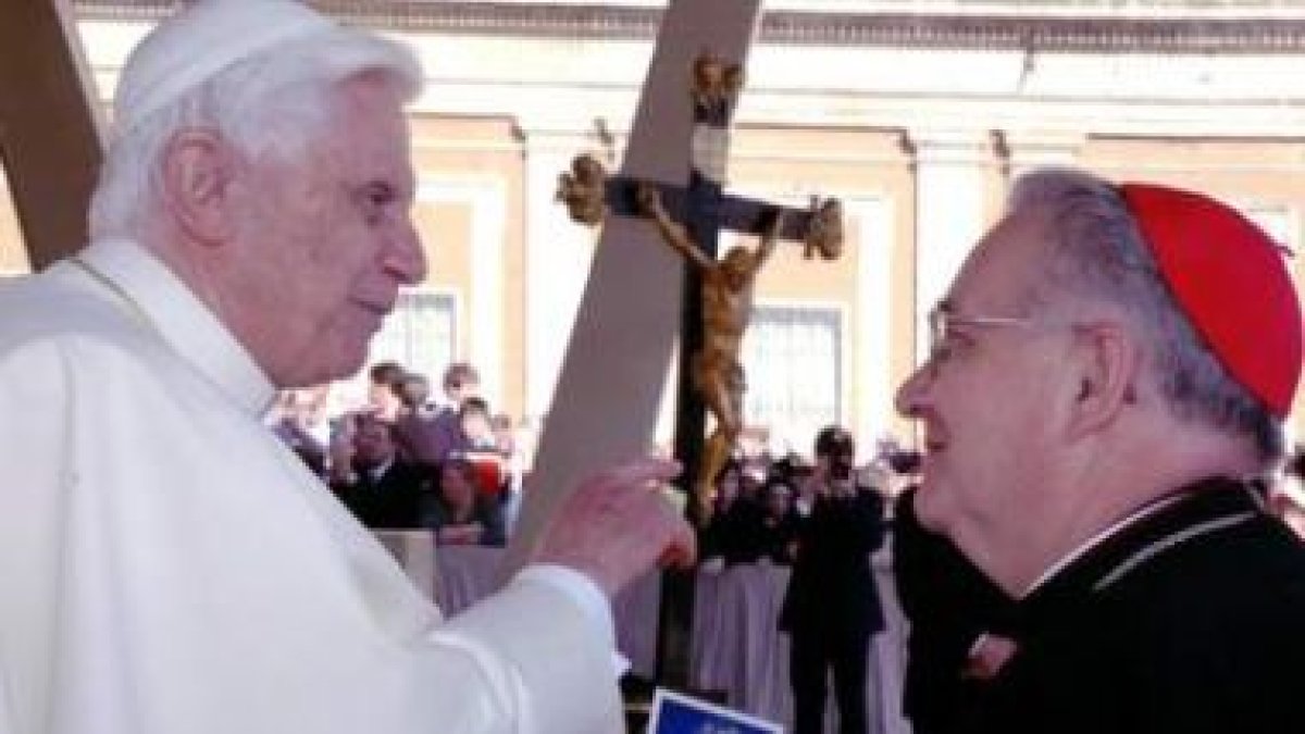 El Papa Benedicto XVI recibió en audiencia al obispo de León, Julián López.