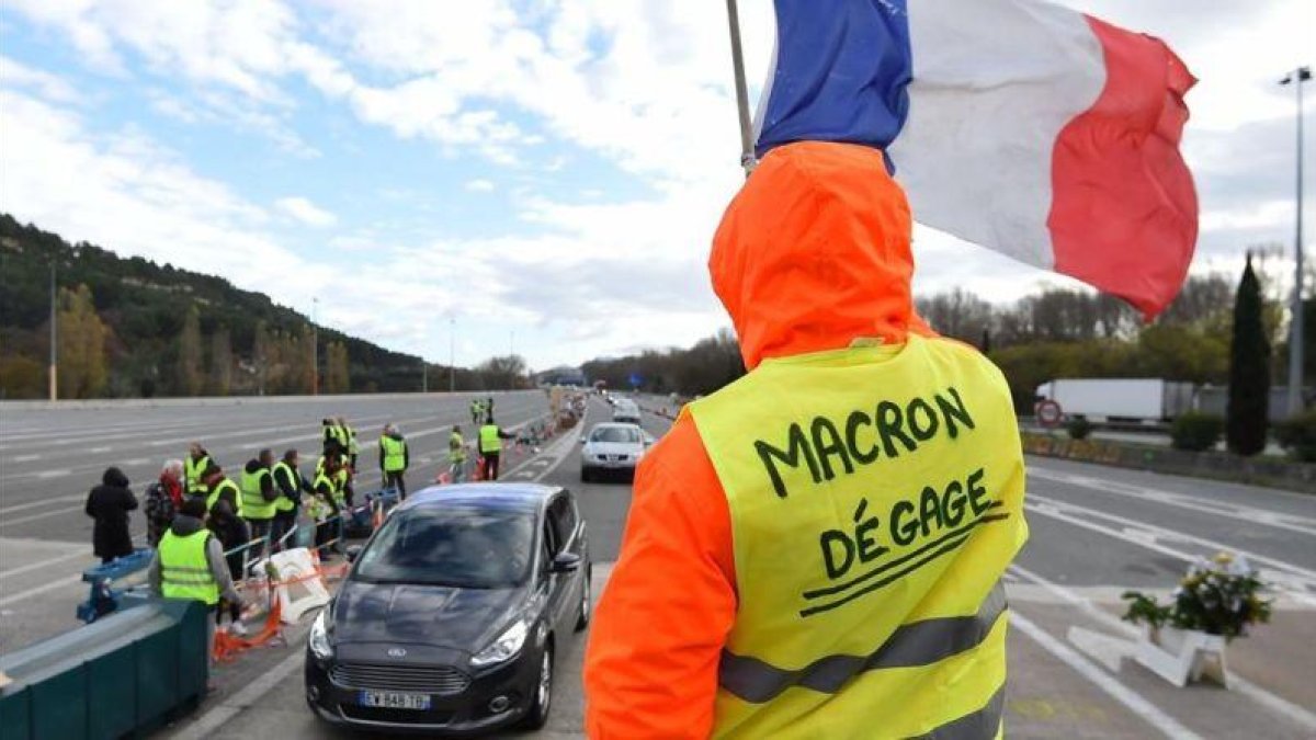 Chalecos amarillos protestan en una autopista francesa.