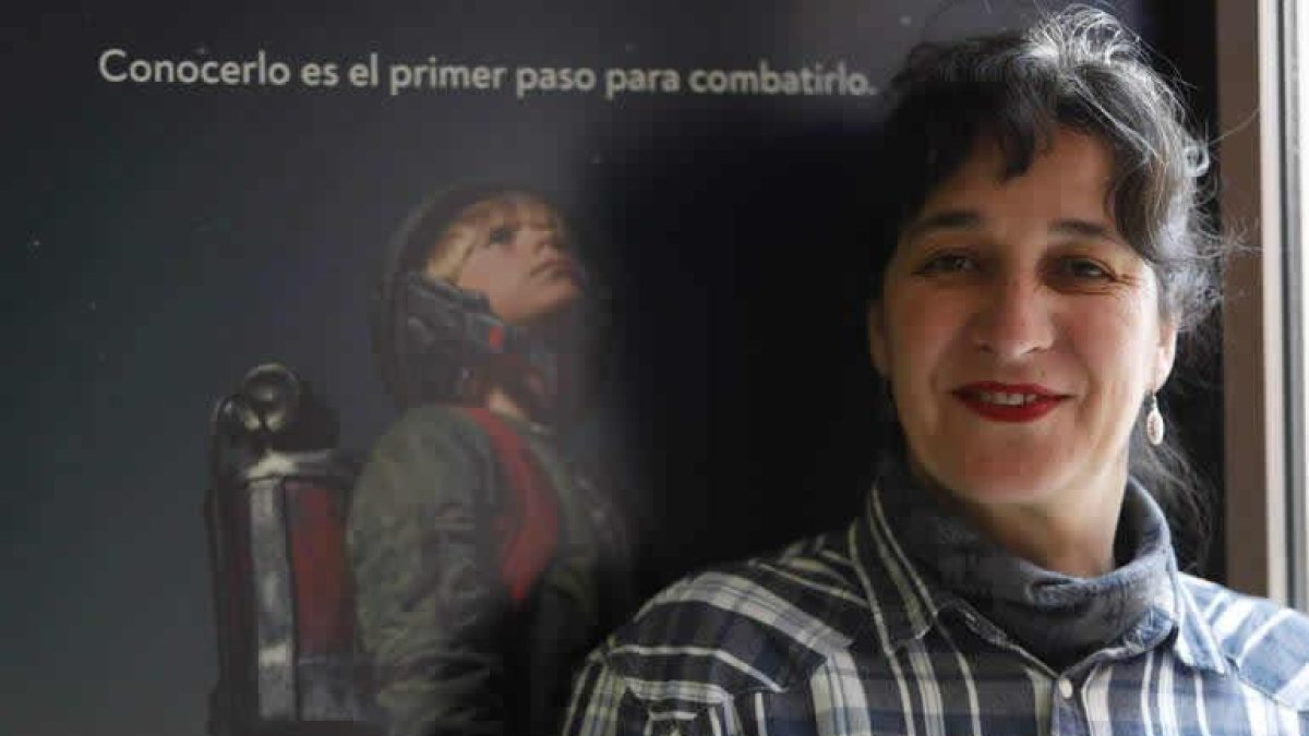 Pilar Amenedo Sánchez, gerente, con el cartel de la campaña del Día Internacional del Párkinson que se celebra el 11 de abril. JESÚS F. SALVADORES
