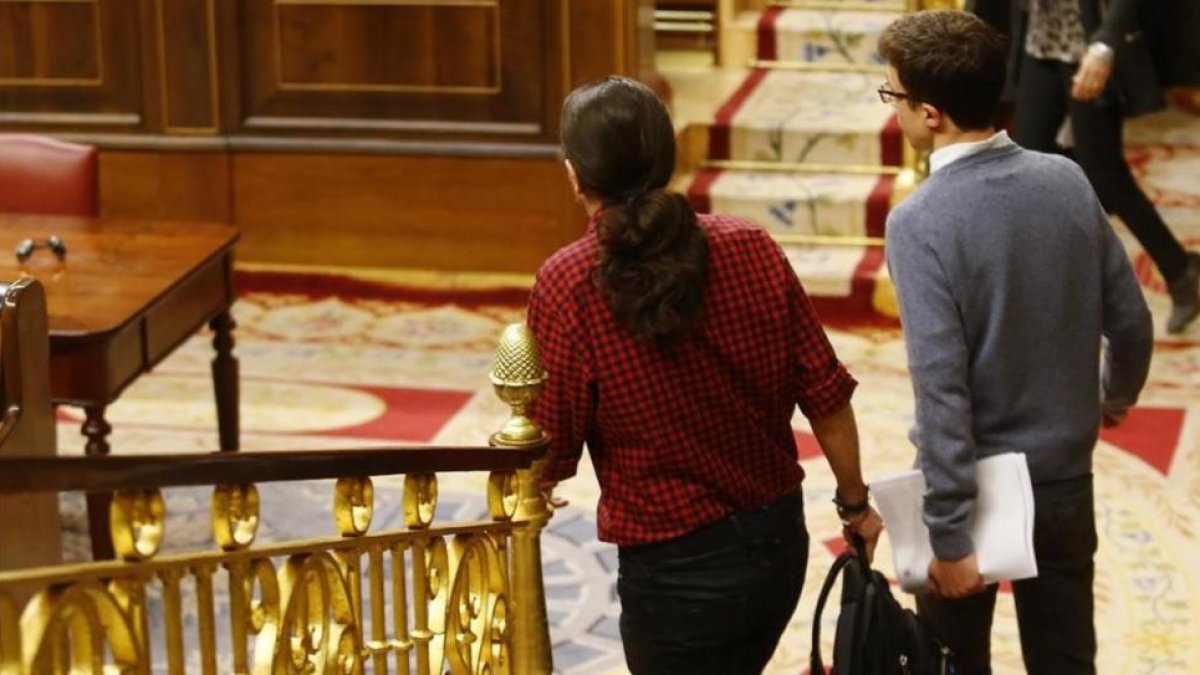 Iglesias y Errejón en sus entradas y salidas del hemiciclo del Congreso.