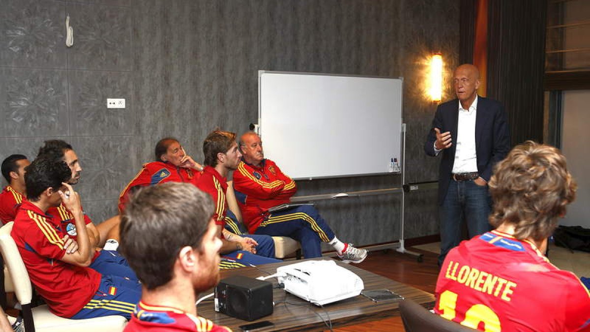 El ex árbitro, Pier Luigi Collina, explica a la selección las normas arbitrales del Europeo.