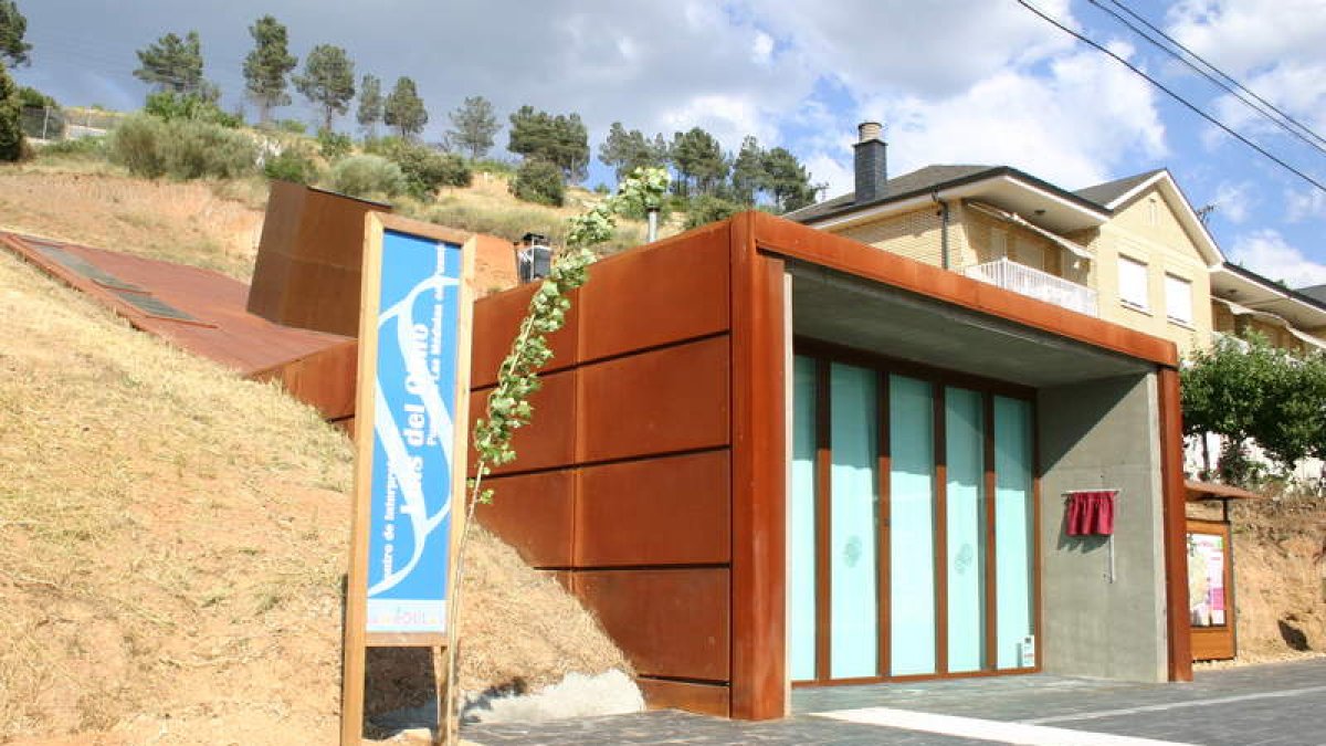 La imágen muestra la entrada al aula arqueológica Luis del Olmo, en Puente de Domingo Flórez.