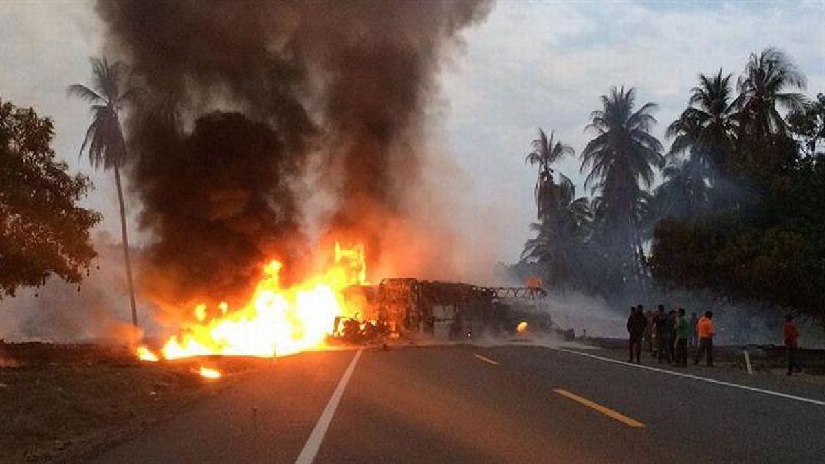 Vista general del accidente ocurrido en una autopista en los limites de los estados mexicanos de Michoacán y Guerrero.