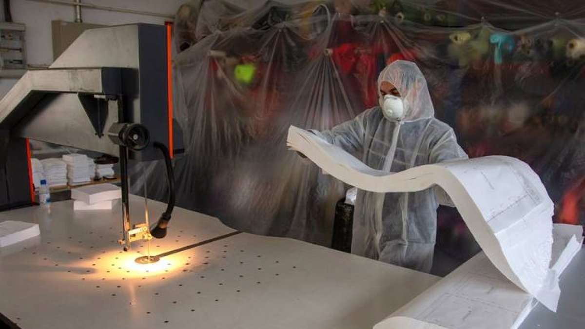 Un operario se prepara para cortarmascarillas en el Centro Tecnológico de Confección (CTC) de Talavera. MANU REINO