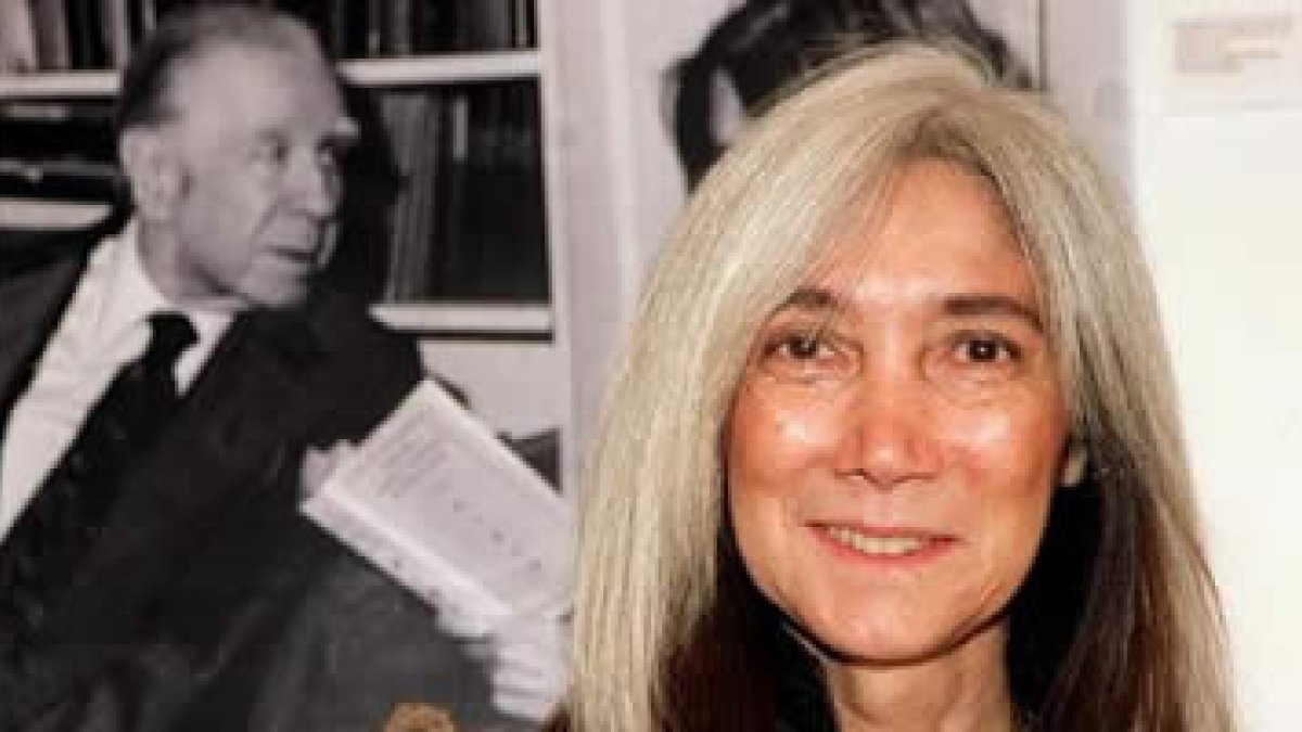 María Kodama, viuda de Jorge Luis Borges, posa ante un retrato del escritor argentino.
