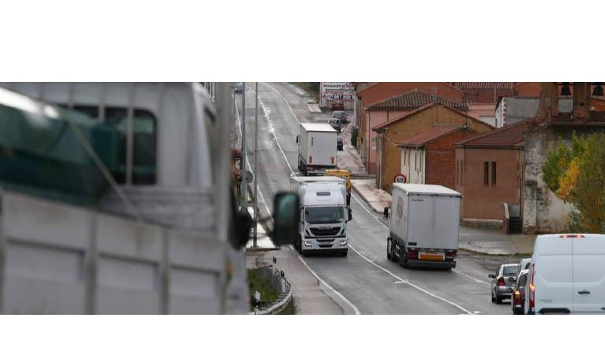Los camiones continúan atravesando las localidades por las que discurre la N-120. DL