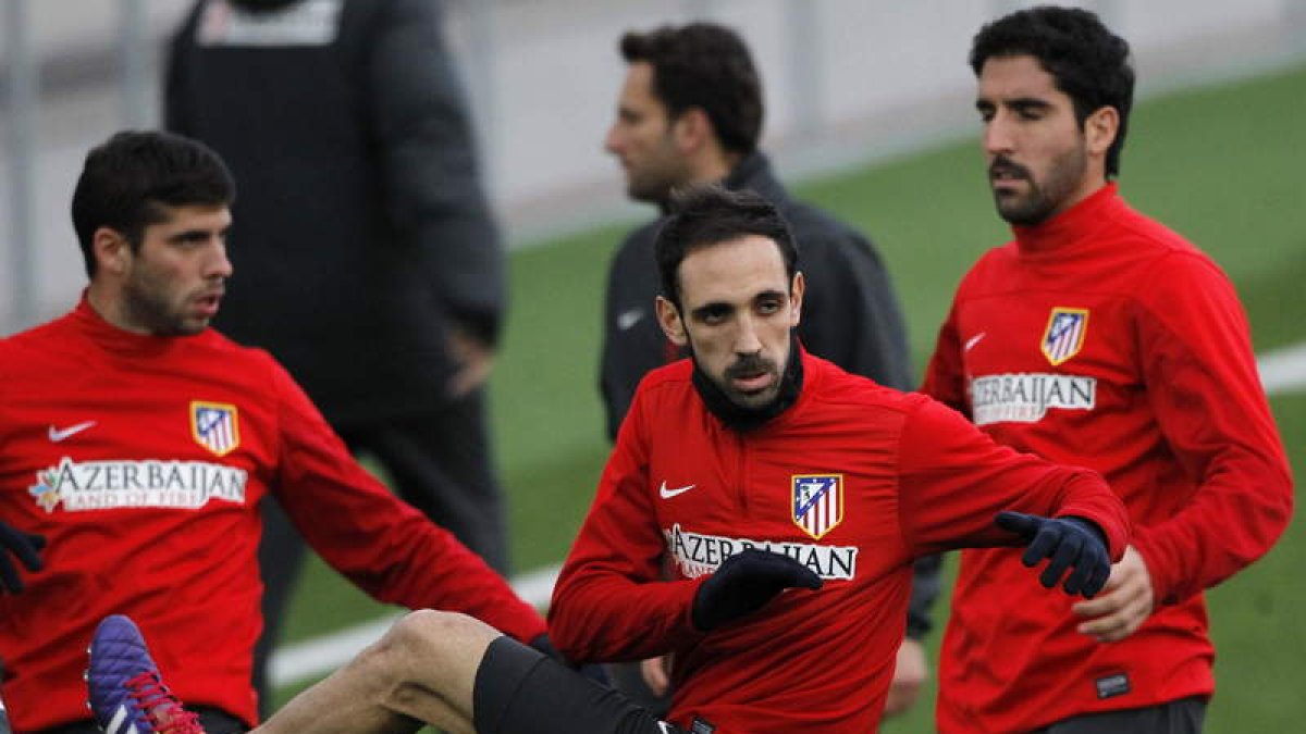 Los jugadores del Atlético de Madrid entrenan para el partido de hoy ante el Athletic.