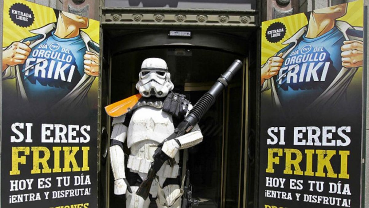 Un Storm Trooper (soldado de la fuerza oscura de 'Star Wars') frente a un cartel para 'reclutar' frikis.