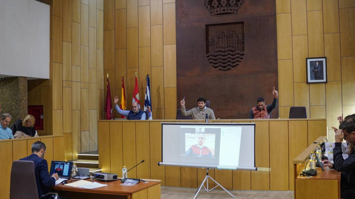 Una de las votaciones del pleno. MIGUEL F.B.