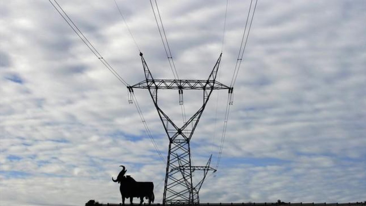 Las altas temperaturas, la falta de viento  y el encarecimiento del gas natural repercute en la factura de electricidad de los españoles.