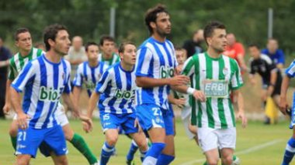 Urzaiz, en el centro, jugó sus primeros minutos con la camiseta de la Ponferradina.