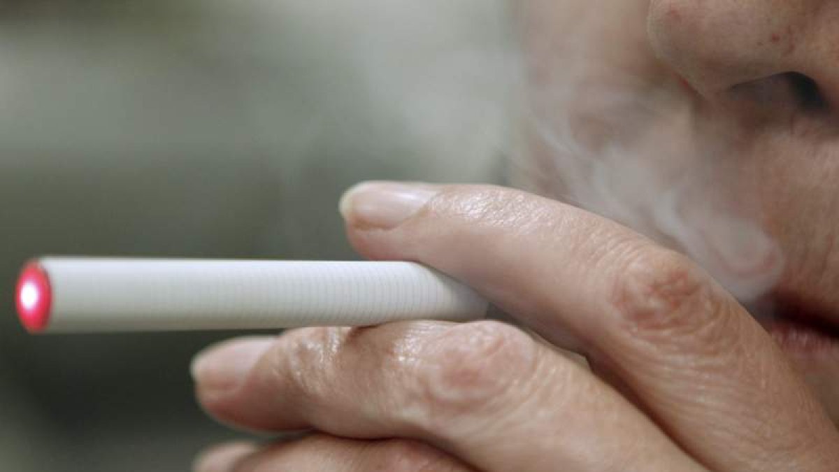 El 36% de los fumadores desconoce que los ‘e-cigarrillos’ son perjudiciales para la salud.