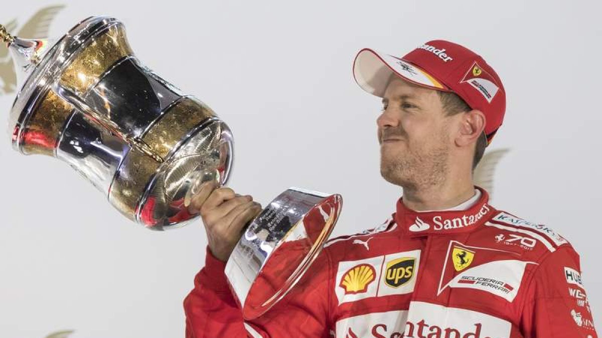 Vettel presume en el podio de su trofeo como ganador en el GP de Baréin. XHEMAJ