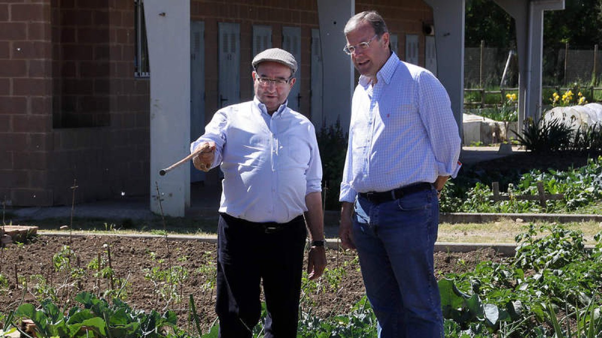 Antonio Silván conversa con uno de los jubilados hortelanos en La Candamia.