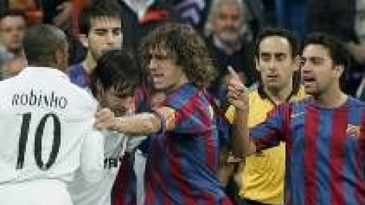 Xabi, con Puyol, Raúl, Oleguer y Robinho durante el Madrid-Barça