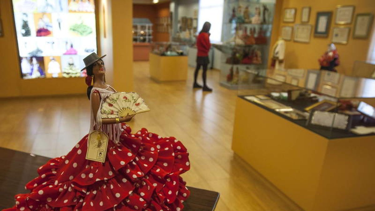 Las gitanillas Marín vestidas de flamenca dejarán de fabricarse en Chiclana de la Frontera.