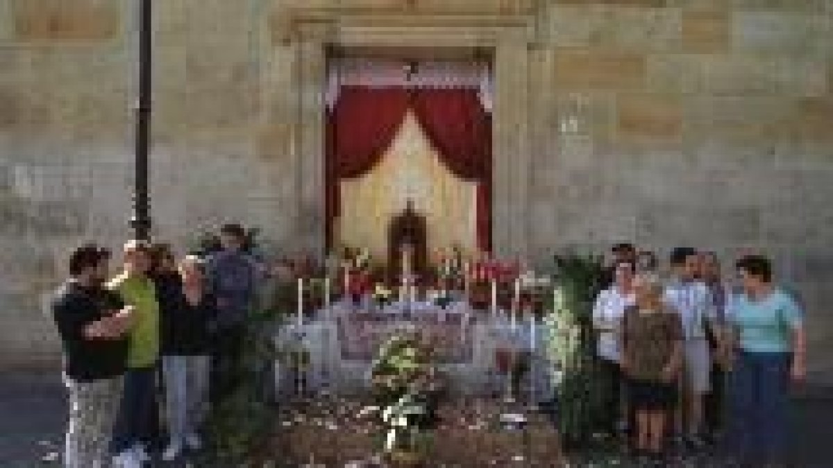 El grupo Tenada es el encargado de organizar cada año el altar tradicional