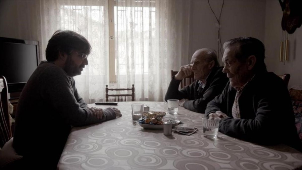 Jordi Évole conversa con unos ancianos, en 'Salvados'.